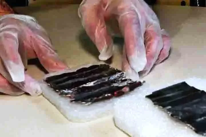 Após a descoberta, a tábua passou por um tratamento químico para evitar corrosão.