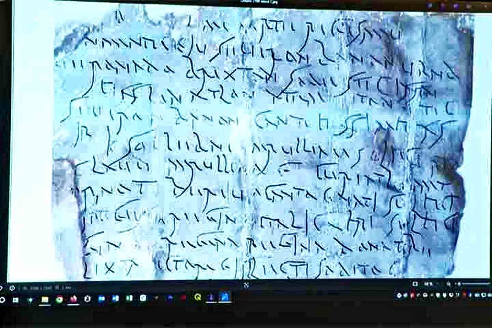 Usando a técnica RTI (Reflectance Transformation Imaging), que amplia a visualização de superfícies, os especialistas conseguiram revelar as inscrições em letra cursiva, fornecendo detalhes sobre práticas religiosas e culturais da época.






