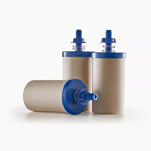Os filtros dessas torneiras geralmente precisam ser substituídos regularmente para garantir a eficácia contínua na remoção de impurezas. A frequência da substituição pode variar com base na qualidade da água local e nas especificações do fabricante.