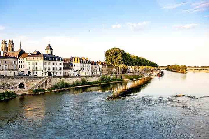 Orléans, onde as tábuas foram encontradas, é uma cidade histórica localizada no centro-norte da França, às margens do rio Loire, na região do Centro-Vale do Loire.