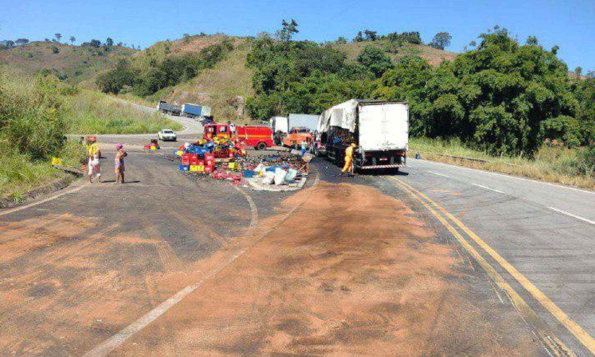 Parte da carga foi saqueada por populares antes da chegada do Corpo de Bombeiros
