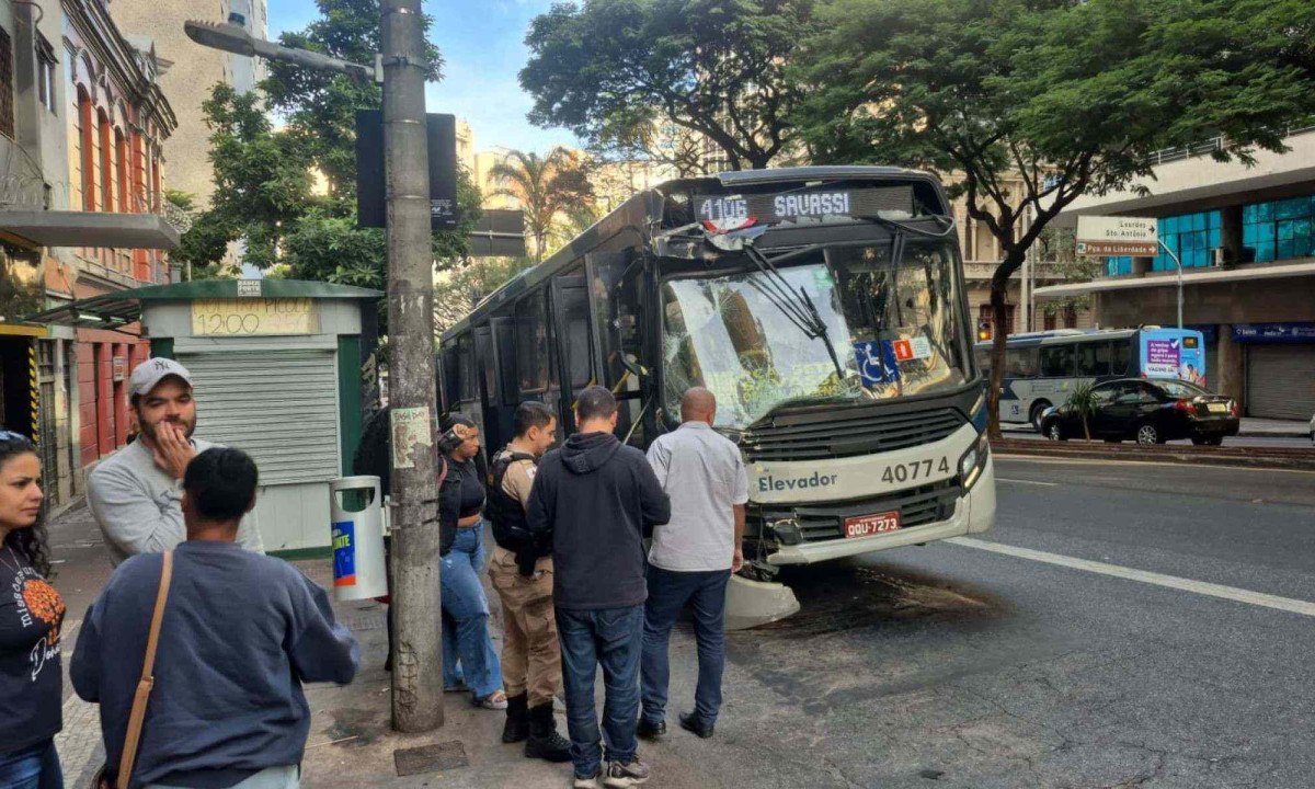 Mulher &eacute; atropelada por &ocirc;nibus na Avenida Augusto de Lima, no Centro de BH, na tarde deste domingo (15) -  (crédito: Thiago Bonna/EM/DA Press)