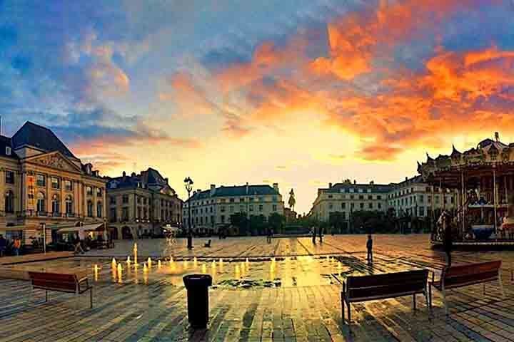 Com uma população de aproximadamente 117.000 habitantes (dados de 2022), a cidade é conhecida pela sua arquitetura impressionante e papel significativo na cultura e na política francesa.