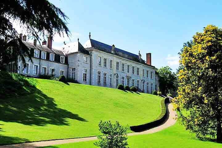 OrlÃ©ans Ã© tambÃ©m um importante centro cultural e educacional. A Universidade de OrlÃ©ans, fundada em 1306, Ã© uma das mais antigas da FranÃ§a.