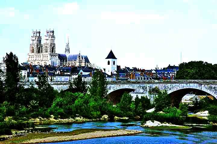 Entre suas atrações mais conhecidas está a imponente Catedral de Sainte-Croix, com uma arquitetura gótica magnífica.