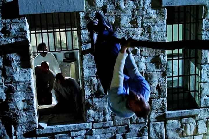Mesmo após seu encerramento, "Prison Break" continua a atrair novos públicos, graças à sua disponibilidade em plataformas de streaming (Netflix e Disney +, atualmente). A série se tornou um marco cultural e permanece como referência entre histórias que exploram planos de fuga, conspirações e laços familiares intensos.