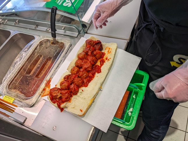 Relatos de ex e atuais empregados, compartilhados em fóruns como o Reddit, revelam que alguns restaurantes não seguem a prática de descartar as almôndegas não utilizadas no fim do dia.