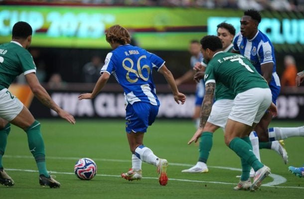 PORTO – O time mostrou deficiência física, tanto que caiu nos dez minutos finais de cada tempo. Não sofreu gols nesses períodos por milagre. Os destaques foram o goleiro Cláudio Ramos, o criador Rodrigo Mora e o defensor Marcano. Nota: 6,0 Foto: Divulgação/ Porto