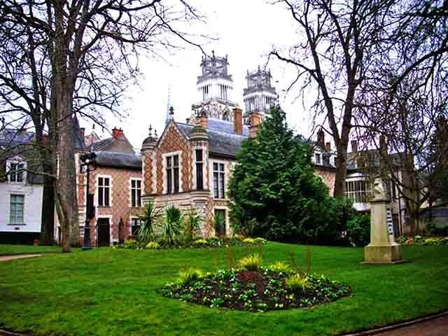 Outros pontos de interesse incluem a Casa de Joana d'Arc, um museu dedicado à heroína, e o Hôtel Groslot (foto), um edifício renascentista que serviu como prefeitura e hoje é usado para eventos culturais.