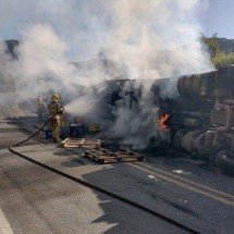 Caminhão de bebidas pega fogo após tombar e é saqueado no interior de Minas - Divulgação/CBMMG