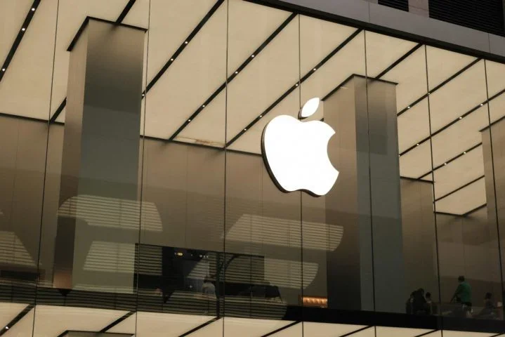 Apple é processada por acionistas por exagerar progresso em IA - Pao Pattarapol Unsplash
