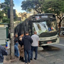 Ônibus arranca poste e atropela mulher no Centro de BH  - Thiago Bonna/EM/DA Press