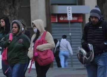 Na capital, os cidadãos tentam se proteger das manhãs geladas com gorros e casacos pesados -  (crédito: Jair Amaral/EM/D.A Press)