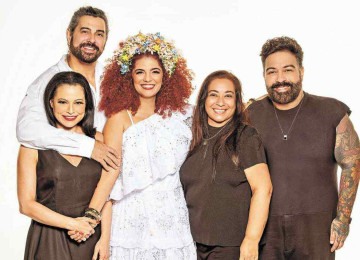 Jorge Farjalla, Carol Costa, Emanuelle Araújo e 
os produtores Daniella Griesi e Marco Griesi, 
da equipe de 