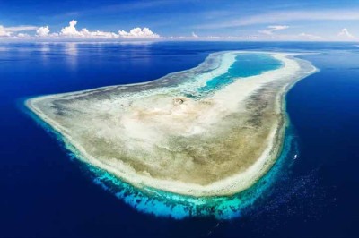 Mais de 70% da superfície da Terra é coberta por água. No entanto, em oceanos, existem os famosos atóis, que representam ilhas oceânicas em forma de anel com estrutura coralínea e de outros invertebra­dos. Elas, portanto, constituem em seu in­terior uma lagoa, sem nenhuma aparente conexão com as rochas da Crosta.  -  (crédito: Divulgação)