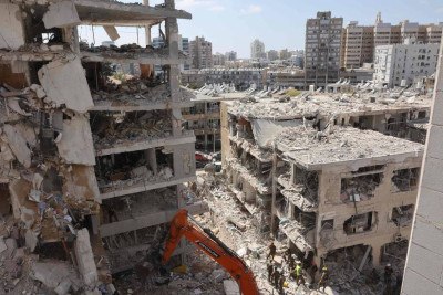 Prédios atingidos por mísseis iranianos em Bat Yam na madrugada do domingo  -  (crédito: Gil Cohen-Magen/AFP)