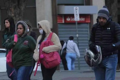 Na capital, os cidadãos tentam se proteger das manhãs geladas com gorros e casacos pesados -  (crédito: Jair Amaral/EM/D.A Press)