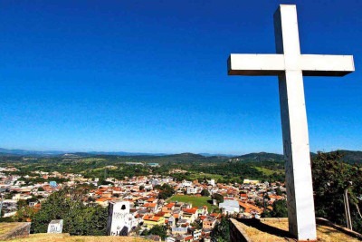 Vista da cidade de Esmeraldas, na Grande BH, a partir do cemitério municipal: cidade tem, proporcionalmente, as mais altas taxas de homicídios no estado -  (crédito: Edésio Ferreira/EM/D.A Press)