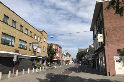 A cidade holandesa de Zwolle decidiu inovar e criar a primeira rua do mundo feita inteiramente de plástico reciclado, como uma alternativa ecológica ao asfalto. -  (crédito: Wikimedia Commons/WaltieD)