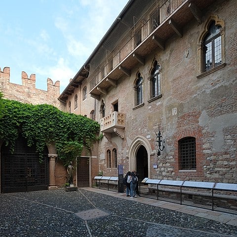 A casa pertencia a uma famÃ­lia de sobrenome Dal Cappello, que seria uma corruptela de Capuleto, o sobrenome da famÃ­lia de Julieta na ficÃ§Ã£o criada por Shakespeare. Ou seja, a casa caiu como luva como apelo turÃ­stico. 
