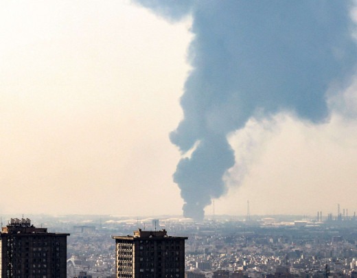 Uma coluna de fumaça preta sobe sobre uma refinaria de petróleo no sul de Teerã, após ter sido atingida por um ataque israelense durante a noite, em 15 de junho de 2025. - (crédito: ATTA KENARE / AFP) Uma coluna de fumaça preta sobe sobre uma refinaria de petróleo no sul de Teerã, após ter sido atingida por um ataque israelense durante a noite, em 15 de junho de 2025. - (crédito: ATTA KENARE / AFP)