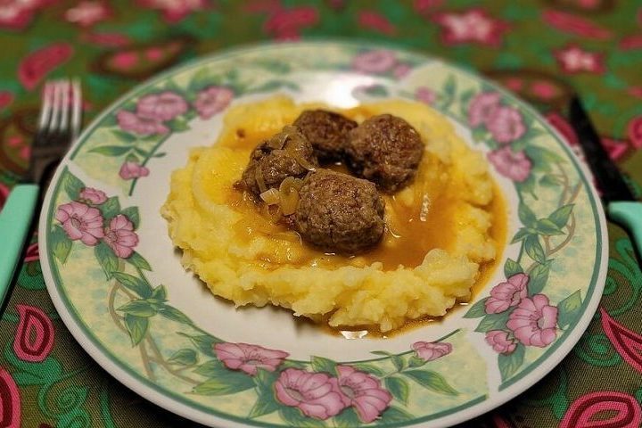 No Brasil, as almÃŽndegas sÃ£o bastante populares e costumam acompanhar massas, purÃªs ou mesmo o clÃ¡ssico arroz com feijÃ£o. 