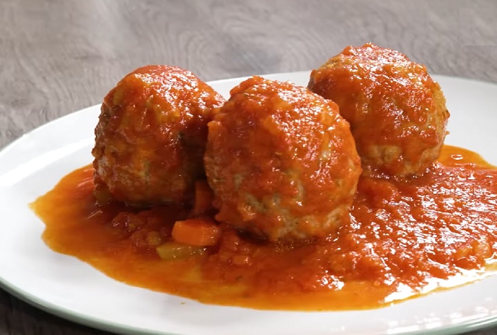 Na Itália, almôndegas são conhecidas como "polpette" e muitas vezes servidas como um prato independente, com molho de tomate e queijo, ou acompanhadas de massa.