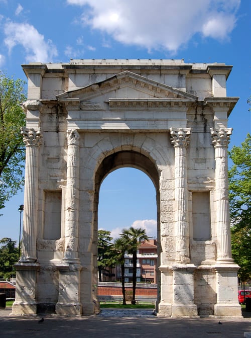 Perto da Piazza Brà também fica o Arco de Gavi, construído pelos romanos no século I a.C. (um dos mais importantes monumentos arqueológicos da cidade).