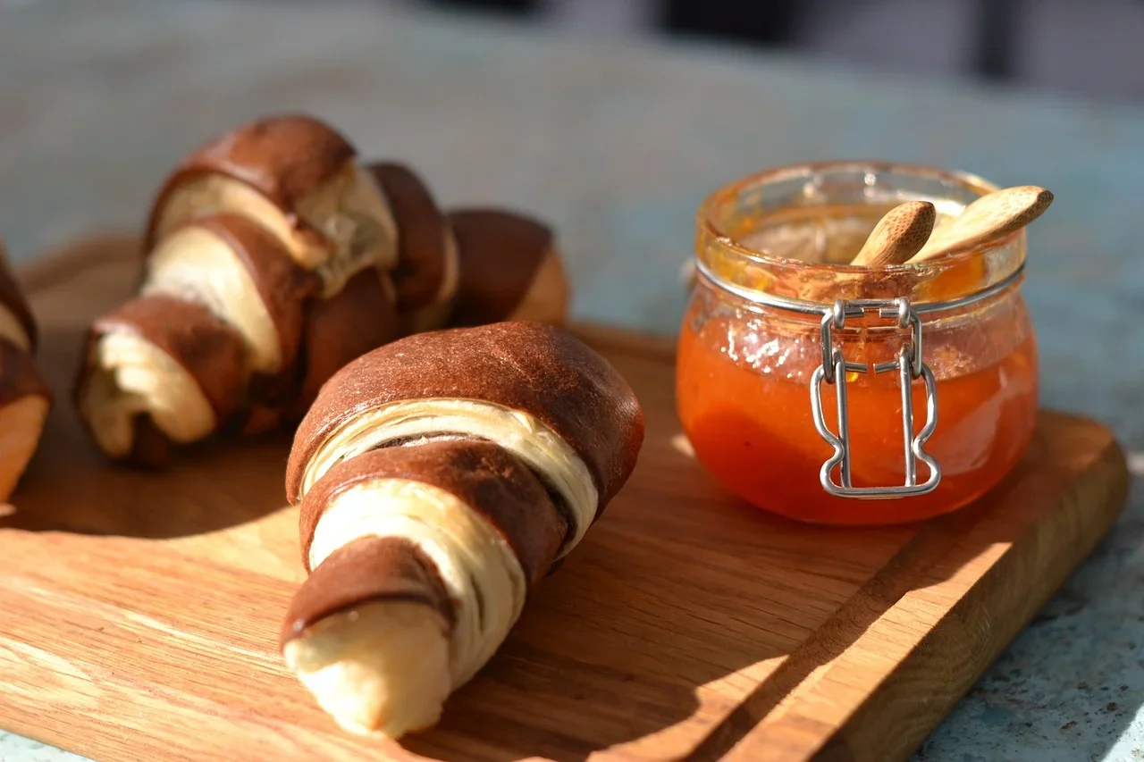 No entanto, é importante ressaltar que o suco de laranja, embora seja uma excelente fonte de vitamina C e outros nutrientes, perde parte das fibras encontradas na fruta crua. Por isso, sempre que possível, é recomendado consumir a laranja in natura, aproveitando todos os seus benefícios.