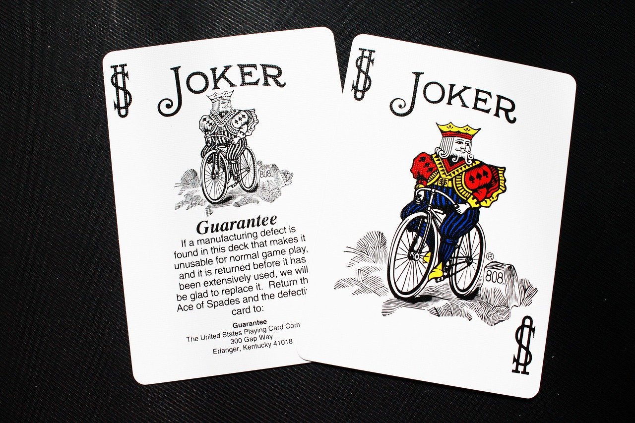 Em sua forma original, a carta representava uma peça versátil, algo que poderia "assumir" o valor de outras cartas e mudar o rumo de um jogo. A introdução do Coringa revolucionou a dinâmica dos jogos de baralho, pois ele não se limitava a um valor fixo e podia assumir diferentes significados dependendo da combinação de cartas do jogador.