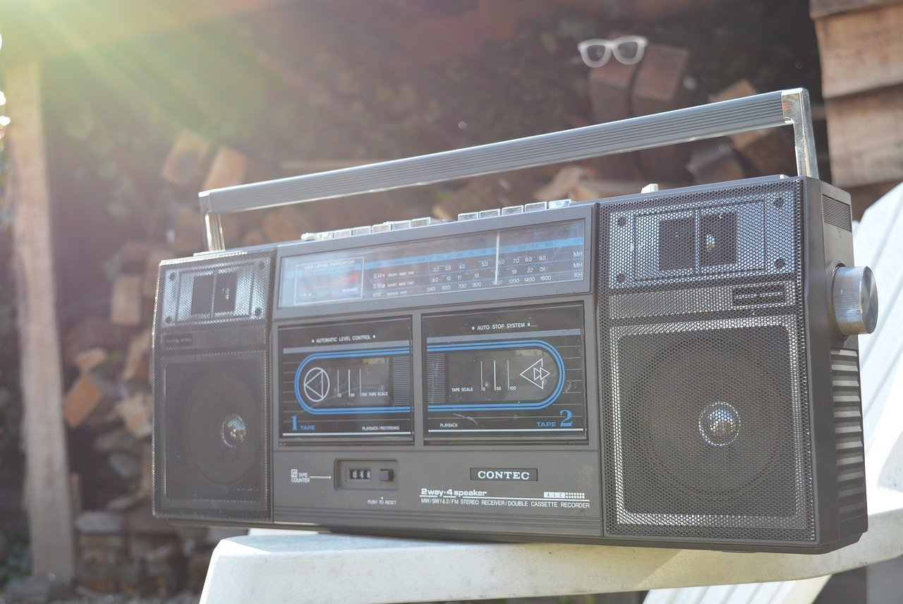 A popularização do rádio no Brasil coincidiu com o crescimento da programação profissionalizada, com a contratação de artistas e a introdução de novos formatos, como programas de auditório e radionovelas. O rádio tornou-se uma importante ferramenta de comunicação e entretenimento no país.