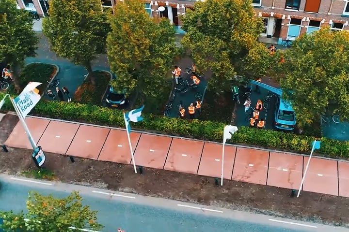 Lançada em 2018 em uma ciclovia piloto, a solução reduz emissões de CO? em até 70% e aproveita cerca de 1.000 kg de plástico por cada trecho de 30 metros.