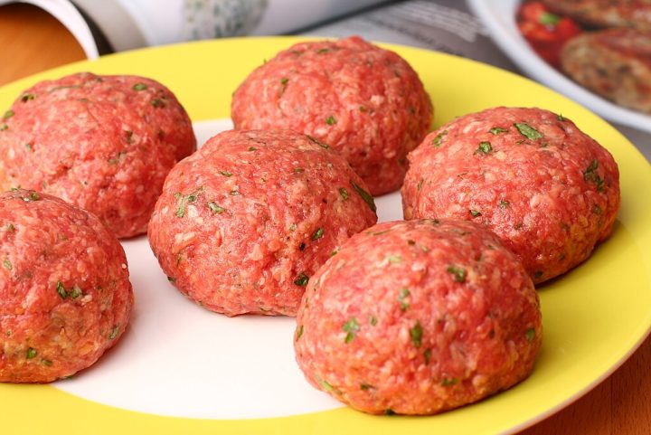 O nome "almôndega" vem do árabe “al-bunduq”, que significa “bola” ou “avelã”.