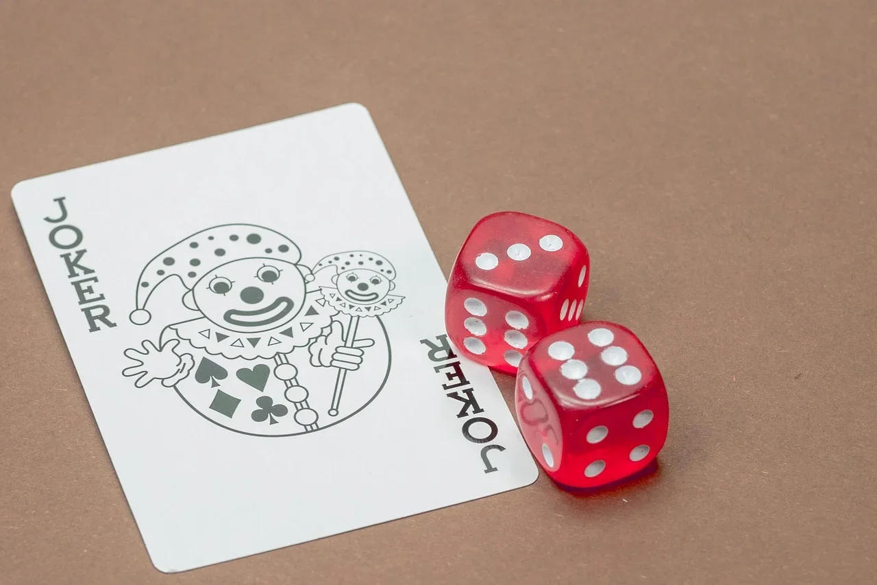 O Coringa, seja nos quadrinhos, filmes ou até mesmo na cultura popular, continua a ser uma das figuras mais intrigantes e complexas da ficção. Sua versatilidade, tanto como carta de baralho quanto como personagem, representa o caos e a quebra de convenções.