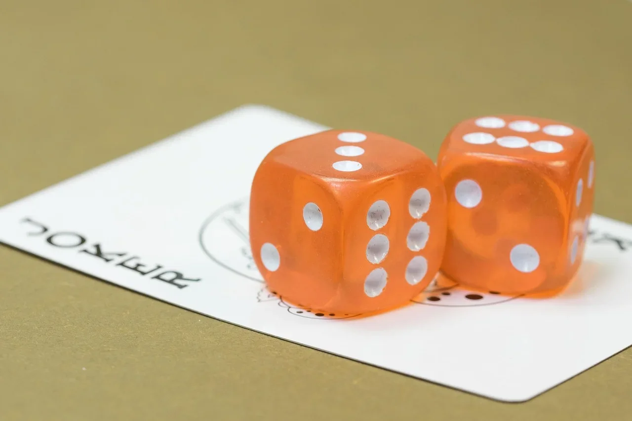 Desde sua criação nos jogos de cartas até suas diversas encarnações nas telas, o Coringa não é apenas um vilão – ele é uma força imparável, refletindo as sombras da sociedade e o lado mais obscuro da natureza humana. Assim, ele continua a desafiar a ordem, a lógica e a moralidade, garantindo sua relevância seja no baralho ou no cinema.