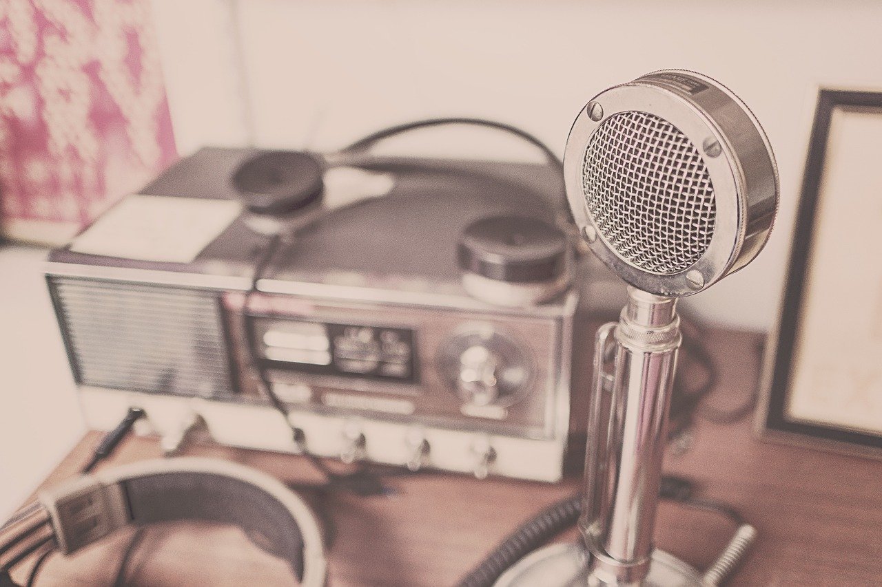 Programas como as radionovelas, que narravam histórias de drama e romance, tornaram-se um dos maiores sucessos da época, consolidando o rádio como uma forma de entretenimento popular.