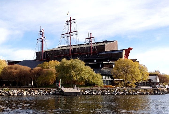 A cidade tem uma forte tradição cultural, sendo o lar de inúmeros museus, galerias e teatros. O Museu Vasa, por exemplo, é uma atração imperdível, abrigando um navio de guerra do século XVII que foi resgatado do fundo do mar quase completamente intacto. -Hanay - Wikimédia Commons