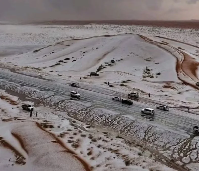 Pela primeira vez o fenômeno foi registrado em Al-Nafud. O deserto saudita chega a registrar mais de 50ºC em algumas partes, o que faz da presença de flocos de neve algo ainda mais impressionante. 
