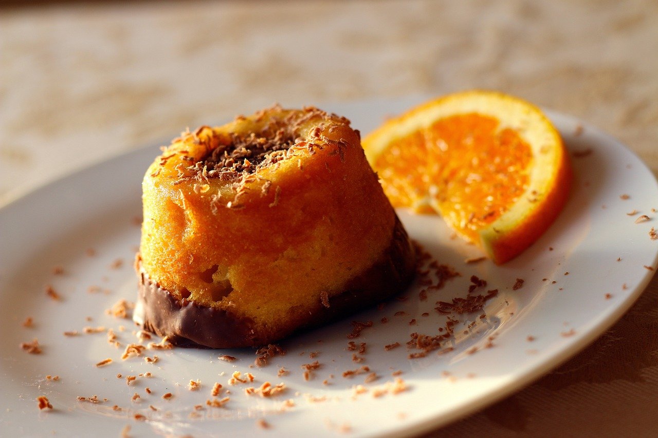 A laranja se destaca não apenas pelos seus benefícios para a saúde, mas também pela sua praticidade e popularidade, sendo uma fruta amplamente consumida em diversas partes do mundo. Ela proporciona benefícios que vão desde o fortalecimento do sistema imunológico até a proteção contra doenças mais graves.