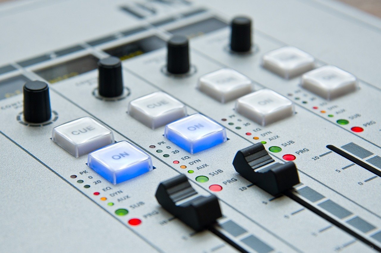 A partir da década de 1960, o rádio passou a se diversificar ainda mais, com o surgimento de estações FM, que ofereciam qualidade superior de som. O formato estereofônico proporcionou uma experiência auditiva mais rica e foi especialmente importante para a música.
