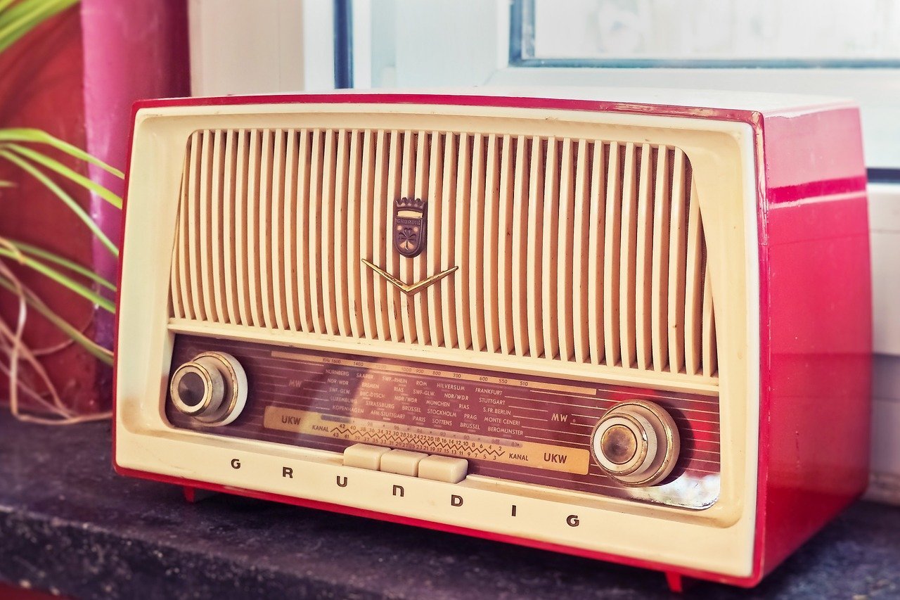 Nos anos seguintes, o rádio ajudou a popularizar novos gêneros musicais, como o jazz nos Estados Unidos. No Brasil, também desempenhou um papel importante na popularização da música brasileira, especialmente o samba e a bossa nova.