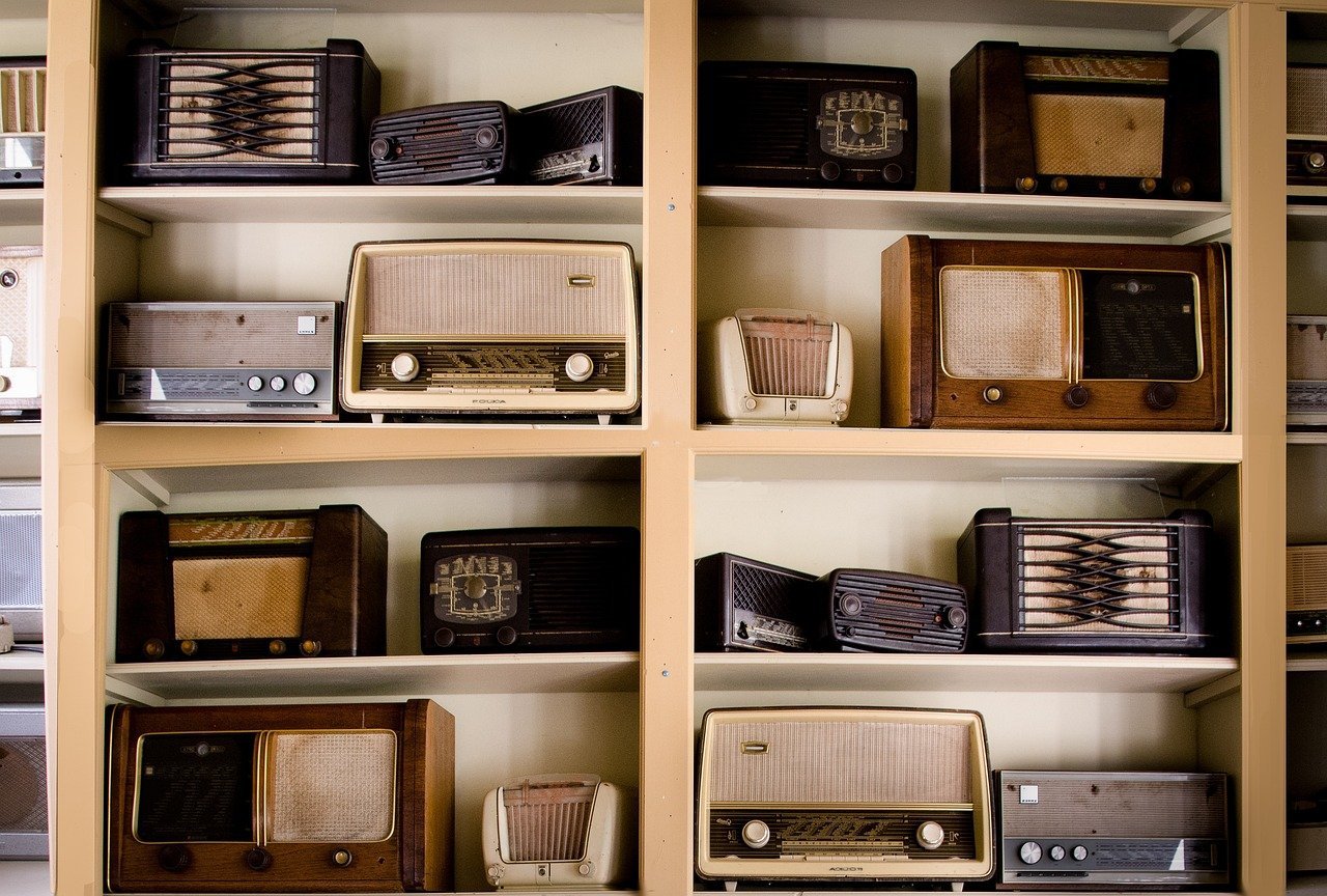 A Rádio Sociedade do Rio de Janeiro, fundada por Roquette Pinto, foi uma das primeiras emissoras de rádio do Brasil. Sua programação era voltada para a cultura e o conhecimento, e o rádio logo se consolidou como uma parte fundamental da vida dos brasileiros.