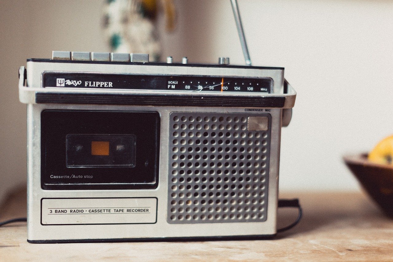 A invenção do rádio é comumente atribuída ao italiano Guglielmo Marconi, embora tenha sido o produto de uma série de descobertas anteriores. Ao longo dos anos, o rádio evoluiu, se popularizou e ainda hoje ocupa um papel relevante na sociedade.