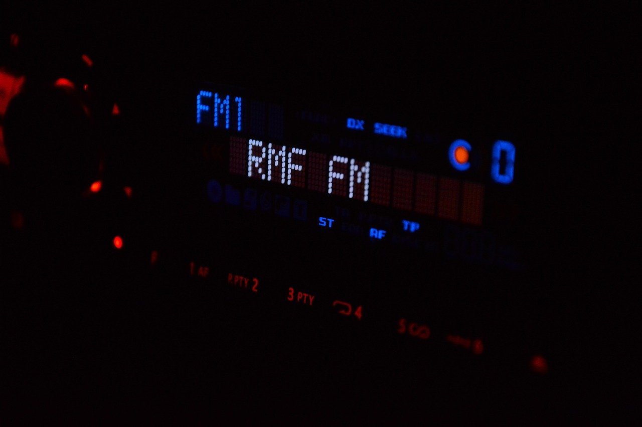 Durante as décadas de 1970 e 1980, o rádio se consolidou como um meio poderoso de promoção musical, especialmente com o surgimento do rock, do hip-hop e de outros estilos que atraíram públicos diversos.