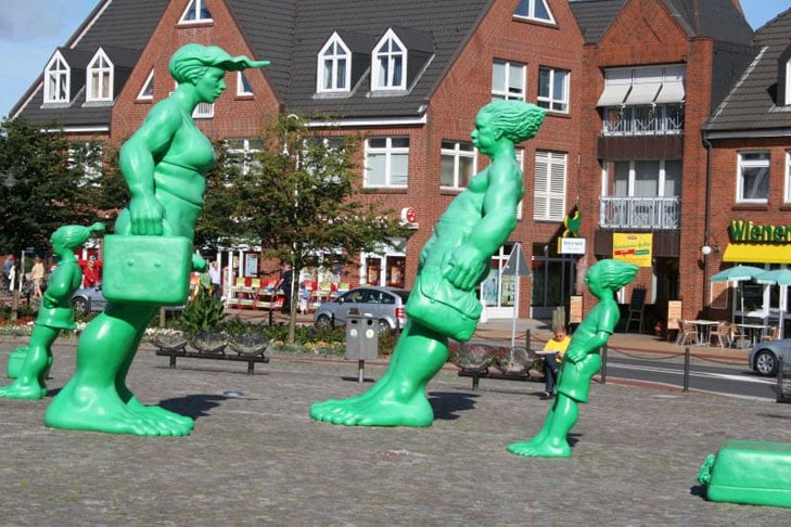 Viajantes no Vento (Reisende im Wind) - Alemanha -  Os personagens gigantes verdes, criados por Martin Wolke, caminham em meio a uma tempestade que sÃ³ eles sentem. A obra fica em Westerland.  