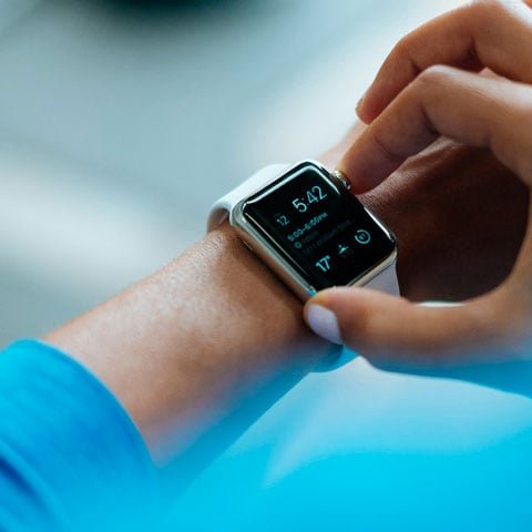 Costume brasileiro: Atrasar para os compromissos - Quantas vezes vocÃª jÃ¡ nÃ£o foi em uma festa ou reuniÃ£o de amigos que comeÃ§ava, por exemplo, Ã s 20 horas e as primeiras pessoas comeÃ§aram a chegar Ã s 21, 21h30...? Pois Ã©, aqui isso Ã© algo comum, porÃ©m em outros paÃ­ses isso Ã© encarado como falta de respeito e desorganizaÃ§Ã£o. 