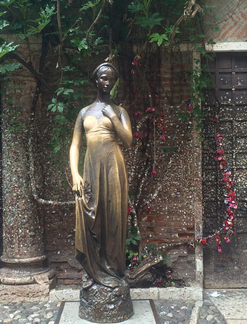 No pÃ¡tio da casa, fica uma estÃ¡tua de bronze de Julieta e diz a lenda que todo visitante que tocar seu seio direito terÃ¡ felicidade no casamento.