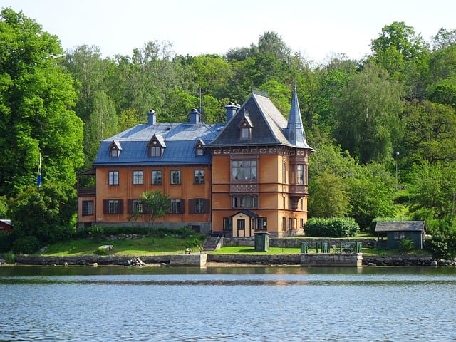 Outro ponto de interesse cultural Ã© o Skansen, um museu ao ar livre que recria a vida na SuÃ©cia ao longo dos sÃ©culos.-M W por Pixabay