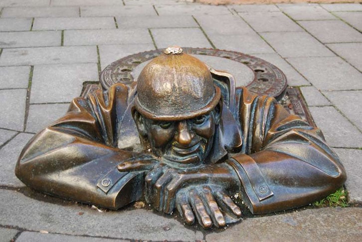 Observador (Cumil) - Eslováquia - Fica na Rua Panská, na capital Bratislava. Criada em 1997 por Viktor Hulik. Uns dizem que representa o comunista que descansa por ter emprego garantido. Outros dizem que ele "olha as pernas das mulheres". Uma placa avisa: "Homens Trabalhando".