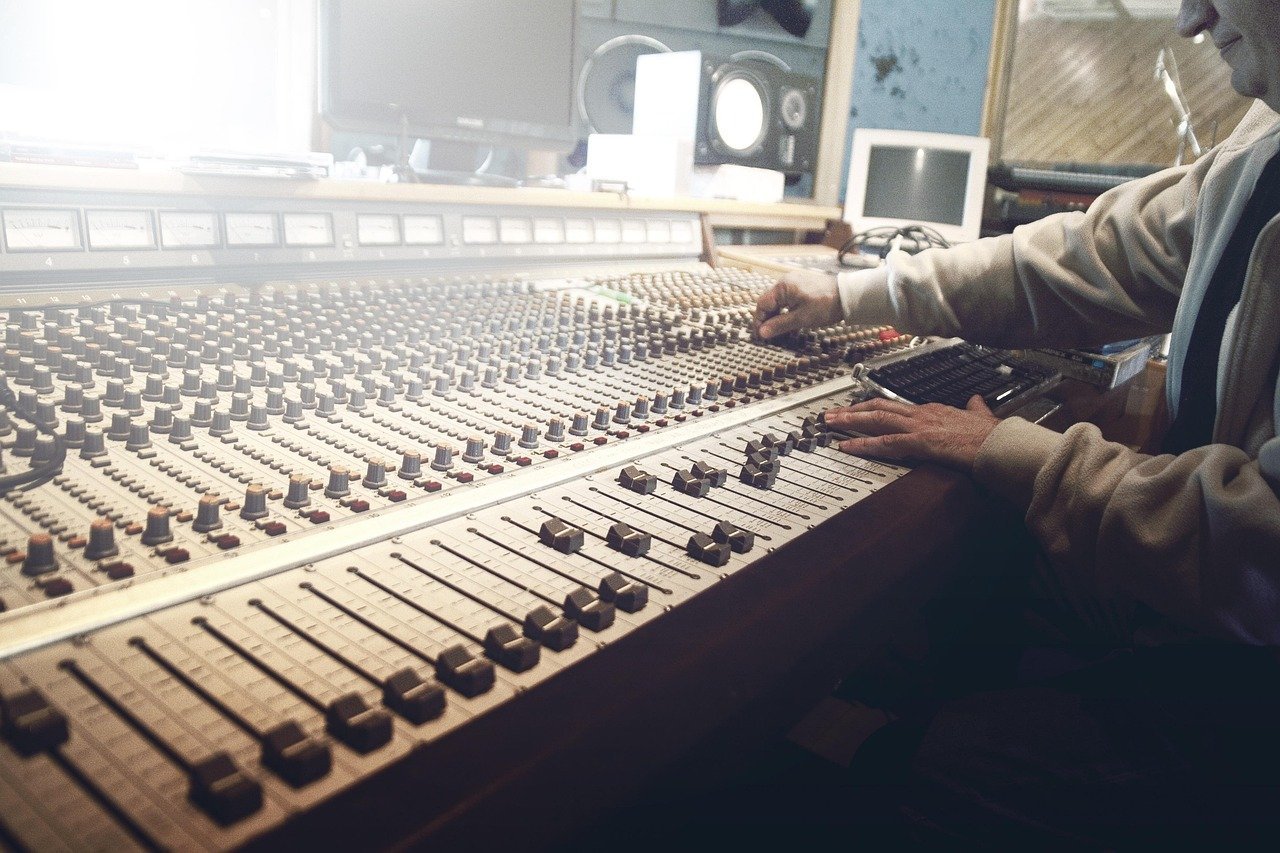 Após a guerra, o rádio se estabeleceu como um canal de comunicação pública e privada, ajudando a informar e entreter as pessoas durante os tempos de paz. Durante esse período, o rádio também se diversificou com programas musicais, notícias e radionovelas, que conquistaram uma grande audiência.